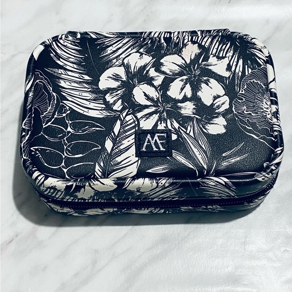 Designer Style Travel Portable Jewelry Case Velvet lining Black  and White Case - Picture 1 of 2